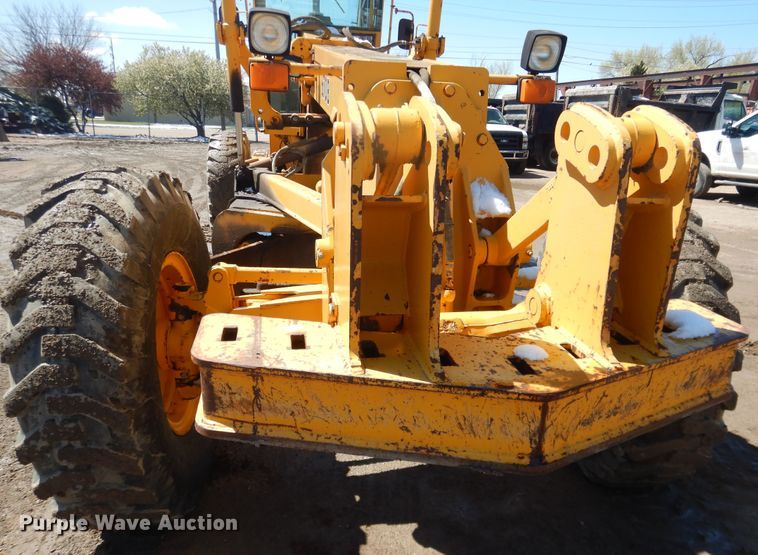 image for item DJ1211 1988 John Deere 670B  motor grader