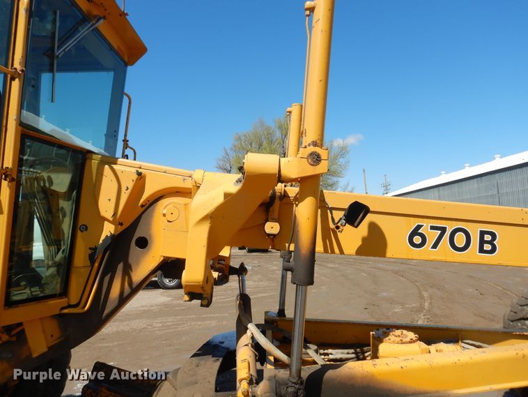 image for item DJ1211 1988 John Deere 670B  motor grader