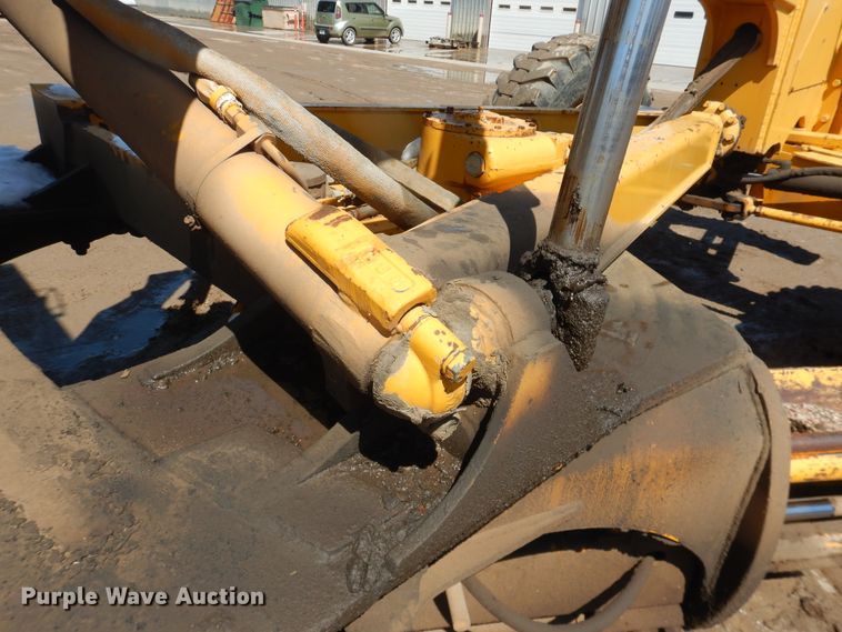 image for item DJ1211 1988 John Deere 670B  motor grader