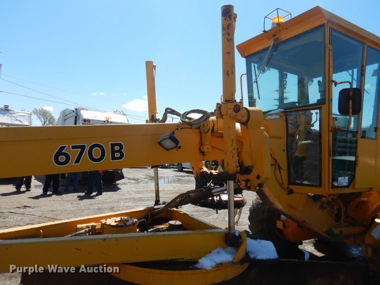 image for item DJ1211 1988 John Deere 670B  motor grader