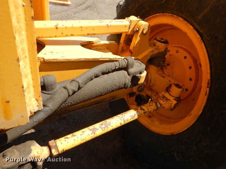 image for item DJ1211 1988 John Deere 670B  motor grader