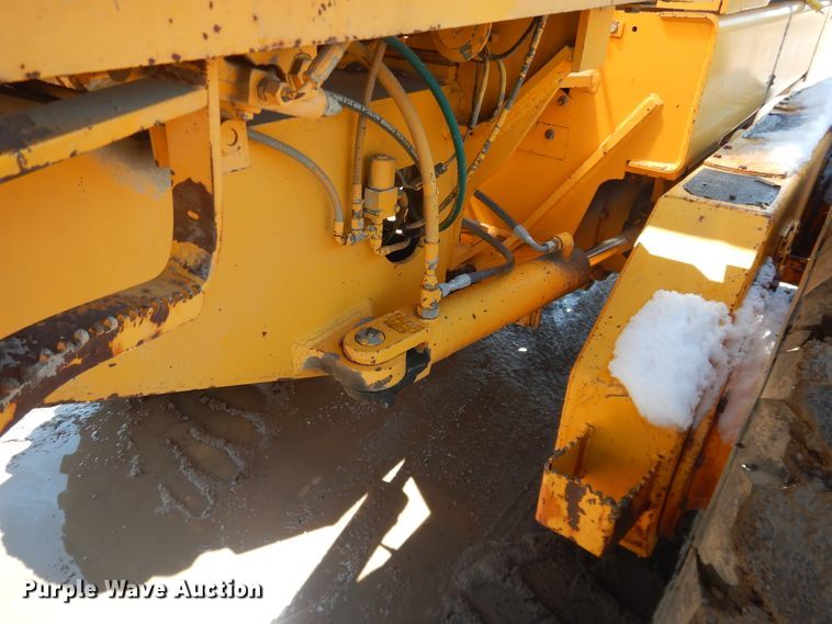 image for item DJ1211 1988 John Deere 670B  motor grader