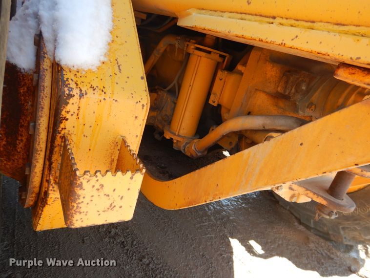 image for item DJ1211 1988 John Deere 670B  motor grader