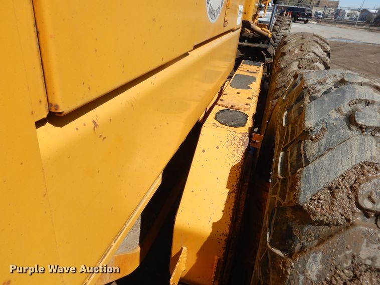 image for item DJ1211 1988 John Deere 670B  motor grader