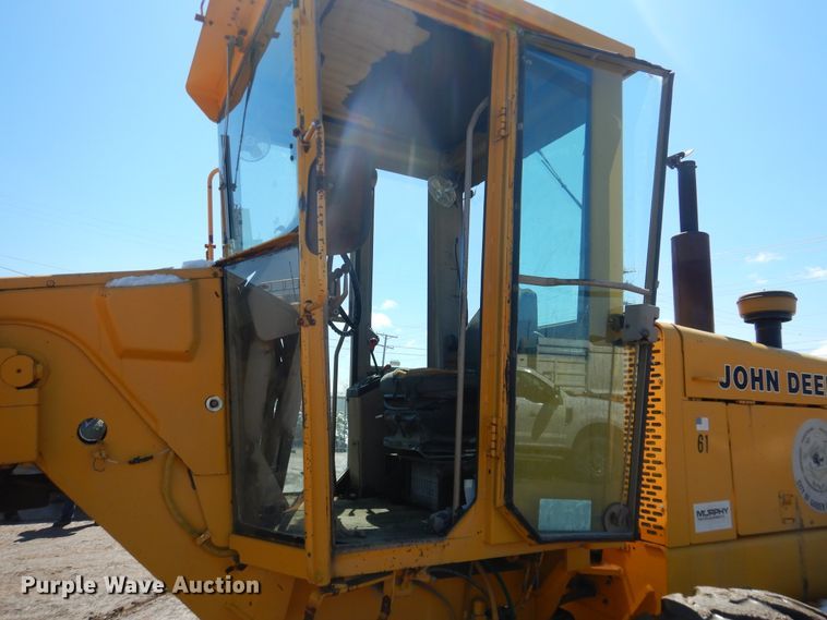 image for item DJ1211 1988 John Deere 670B  motor grader