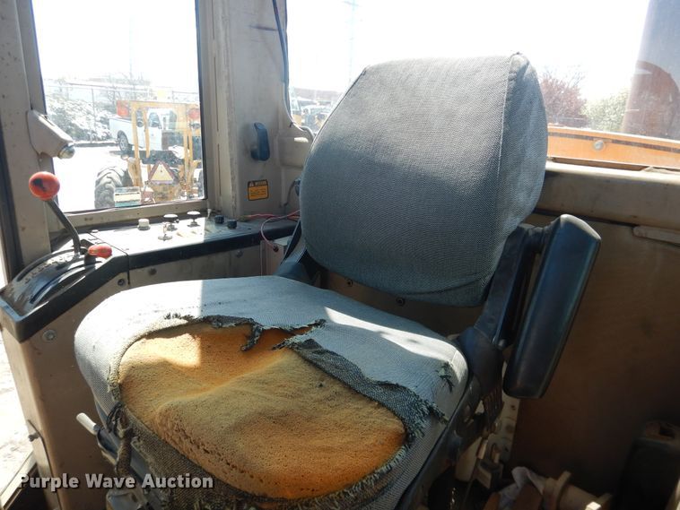 image for item DJ1211 1988 John Deere 670B  motor grader