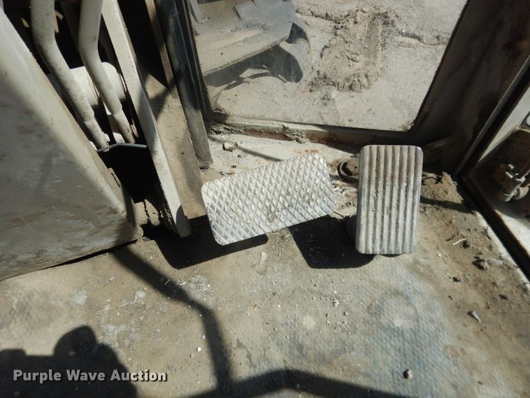 image for item DJ1211 1988 John Deere 670B  motor grader