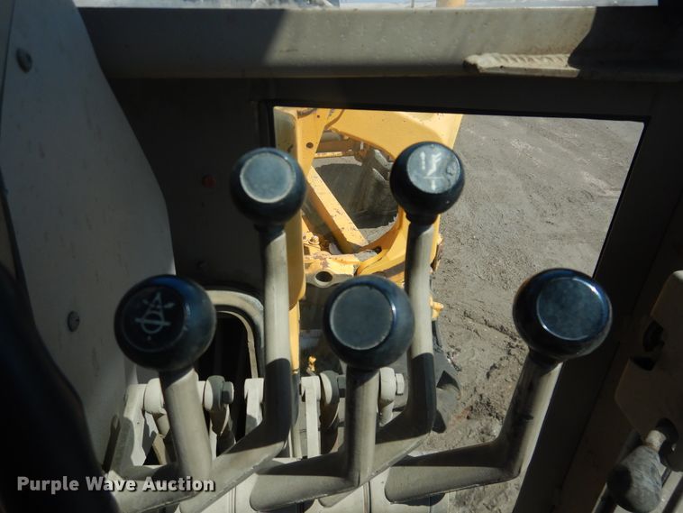 image for item DJ1211 1988 John Deere 670B  motor grader