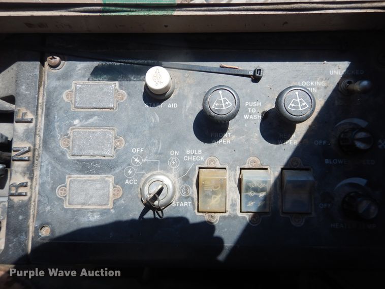 image for item DJ1211 1988 John Deere 670B  motor grader