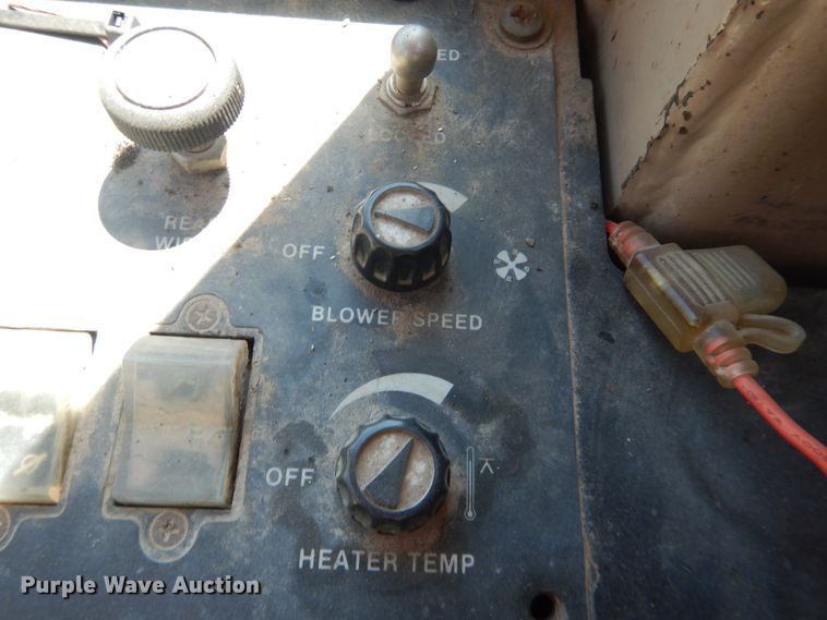 image for item DJ1211 1988 John Deere 670B  motor grader