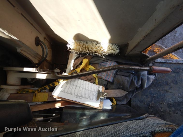 image for item DJ1211 1988 John Deere 670B  motor grader