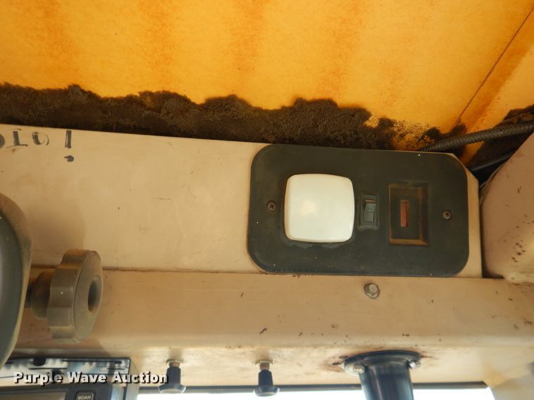 image for item DJ1211 1988 John Deere 670B  motor grader