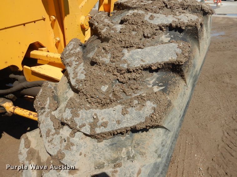 image for item DJ1211 1988 John Deere 670B  motor grader