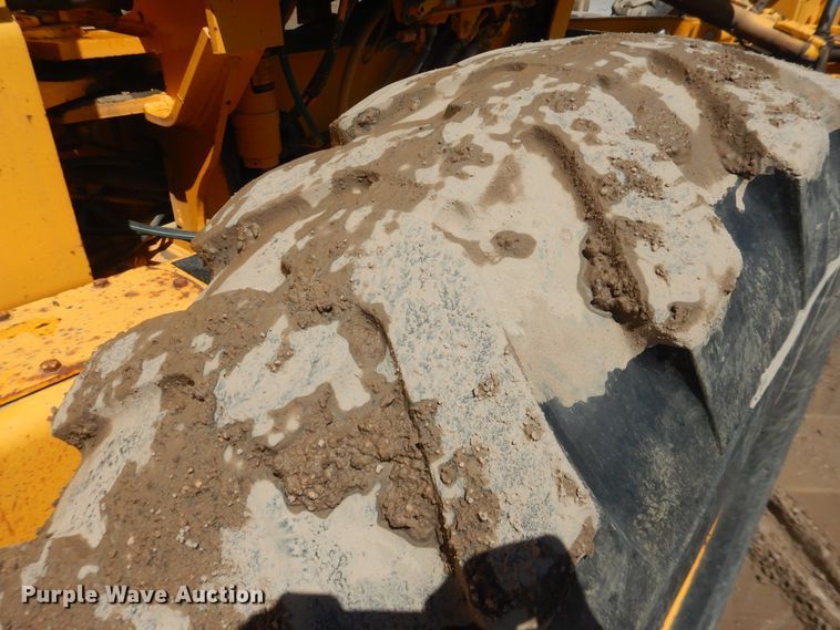 image for item DJ1211 1988 John Deere 670B  motor grader