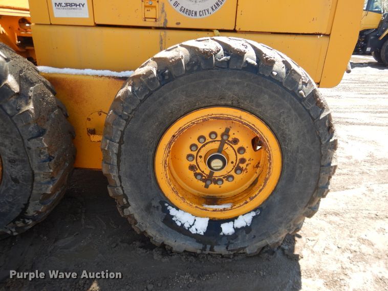 image for item DJ1211 1988 John Deere 670B  motor grader