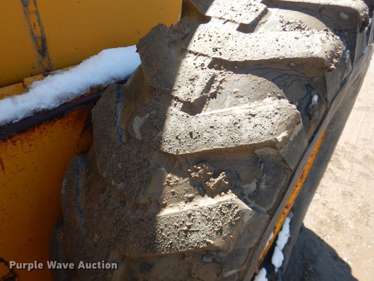 image for item DJ1211 1988 John Deere 670B  motor grader