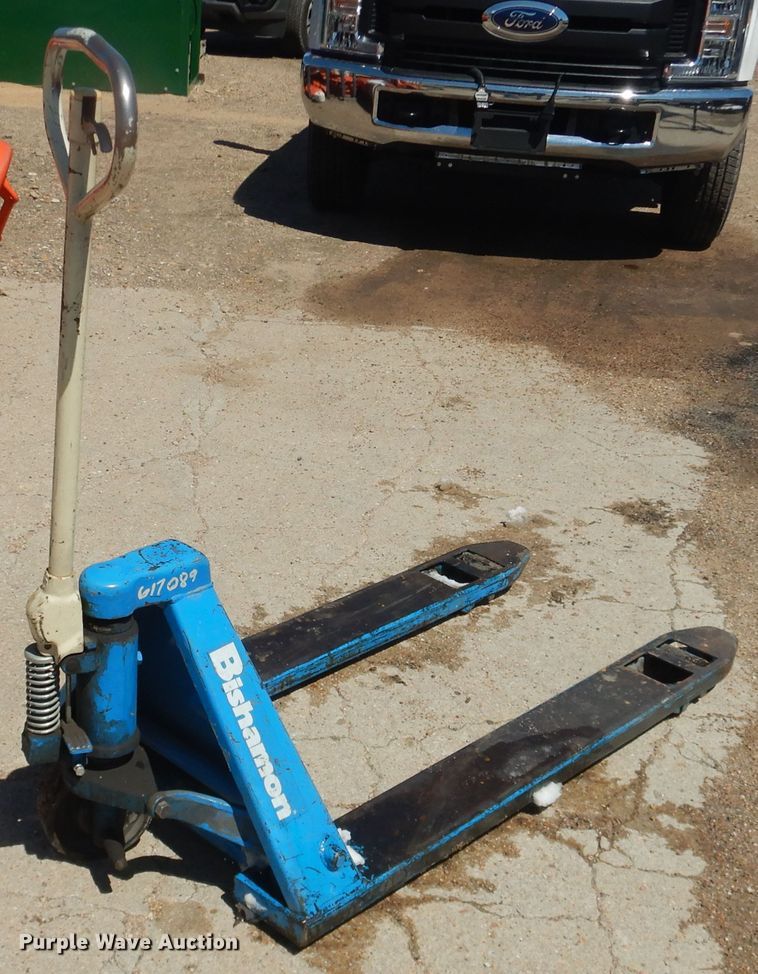 Bishamon pallet jack in Garden City, KS Item DJ1217 sold Purple Wave