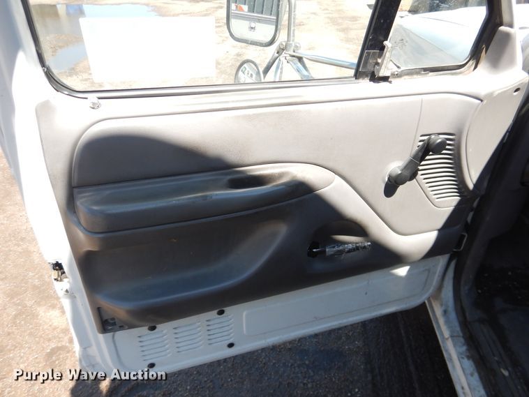 image for item DJ1218 1995 Ford F350  box truck