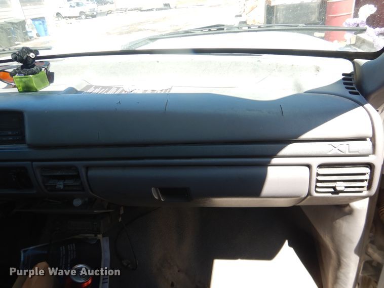 image for item DJ1218 1995 Ford F350  box truck