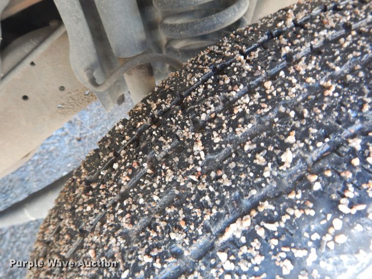 image for item DJ1218 1995 Ford F350  box truck