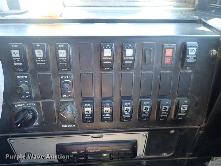 image for item DJ5660 1996 International 3800  Thomas school bus