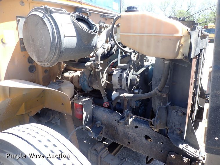 image for item DJ5660 1996 International 3800  Thomas school bus