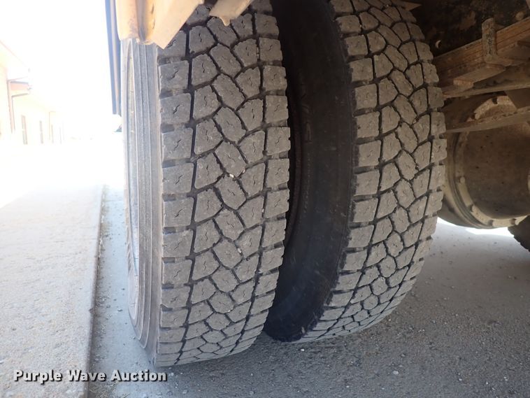 image for item DJ5660 1996 International 3800  Thomas school bus