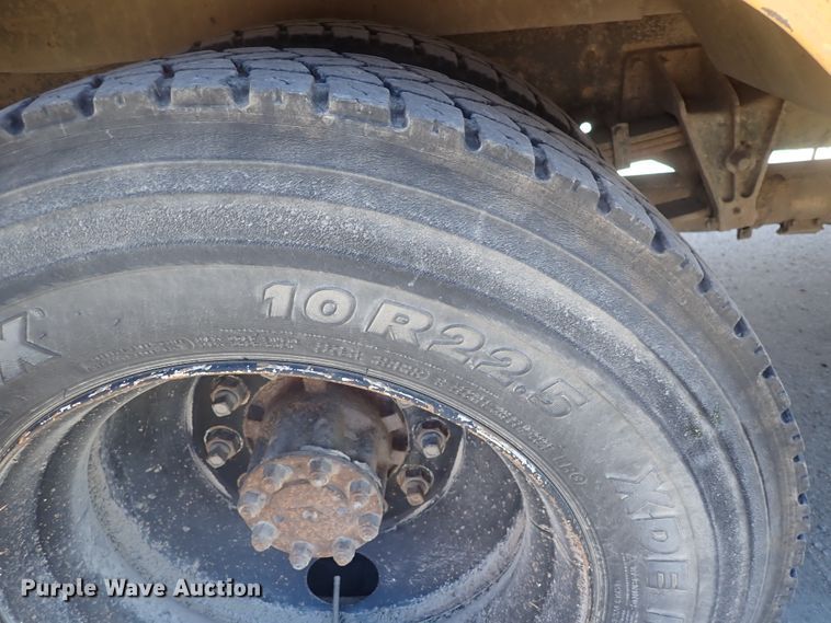 image for item DJ5660 1996 International 3800  Thomas school bus