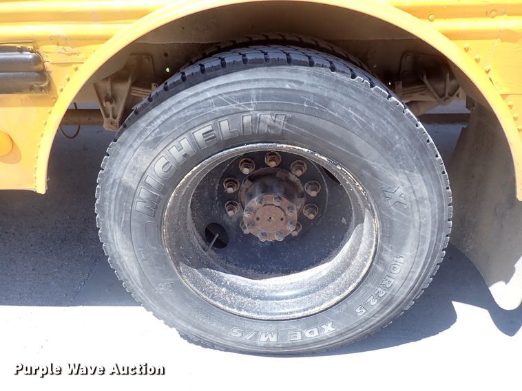 image for item DJ5660 1996 International 3800  Thomas school bus