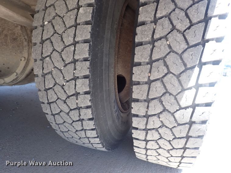 image for item DJ5660 1996 International 3800  Thomas school bus