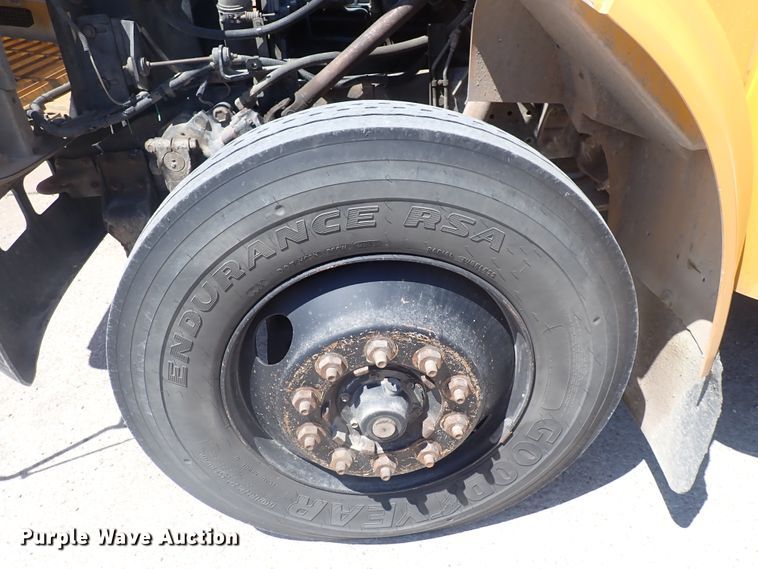 image for item DJ5660 1996 International 3800  Thomas school bus