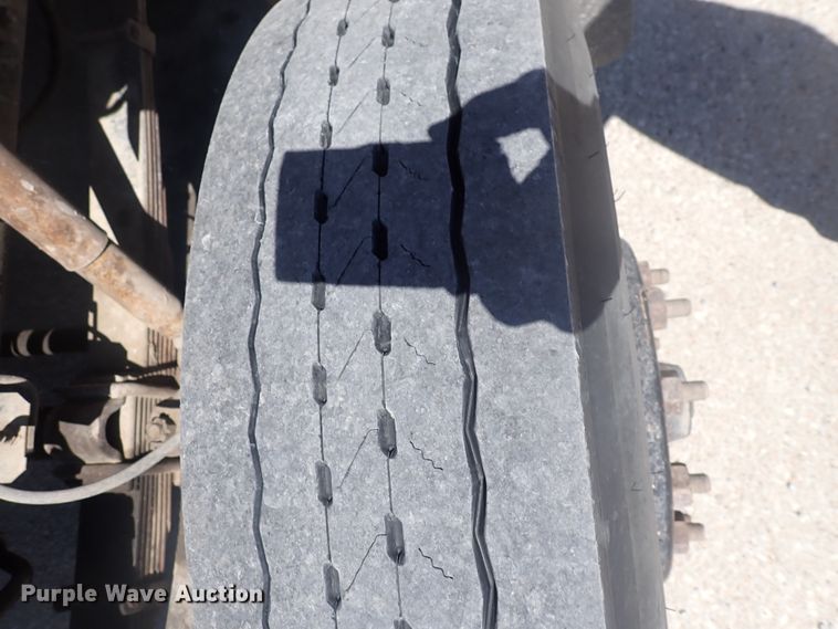 image for item DJ5660 1996 International 3800  Thomas school bus