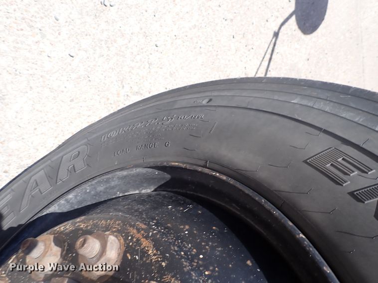 image for item DJ5660 1996 International 3800  Thomas school bus