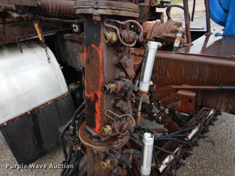 image for item DL2796 1998 Ford Louisville  oil distributor truck