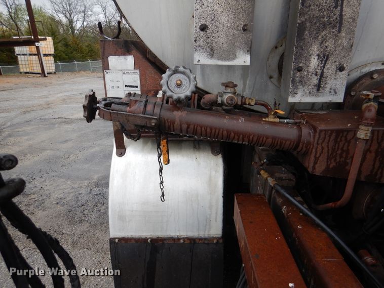 image for item DL2796 1998 Ford Louisville  oil distributor truck