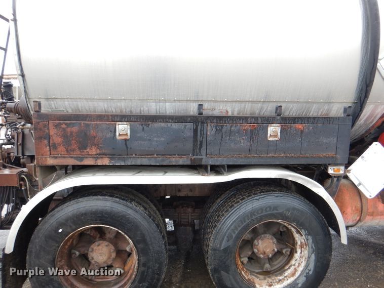 image for item DL2796 1998 Ford Louisville  oil distributor truck