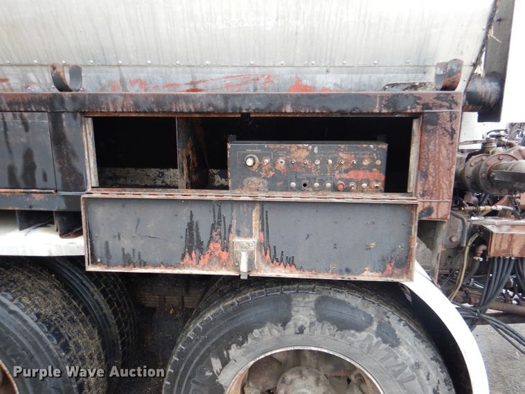 image for item DL2796 1998 Ford Louisville  oil distributor truck