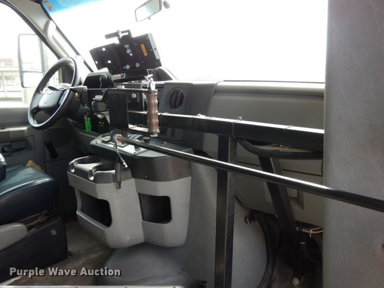 image for item DM2922 2009 Ford E450  shuttle bus