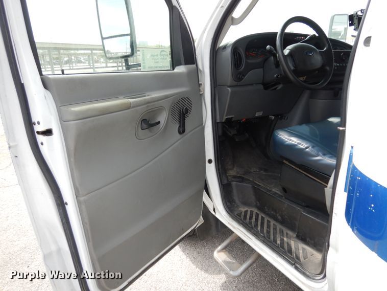 image for item DM2923 2008 Ford E450  shuttle bus