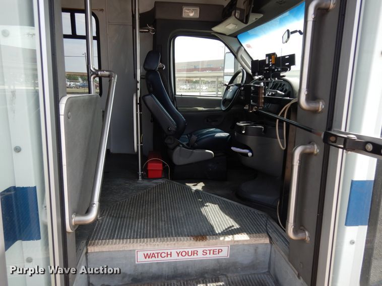 image for item DM2923 2008 Ford E450  shuttle bus