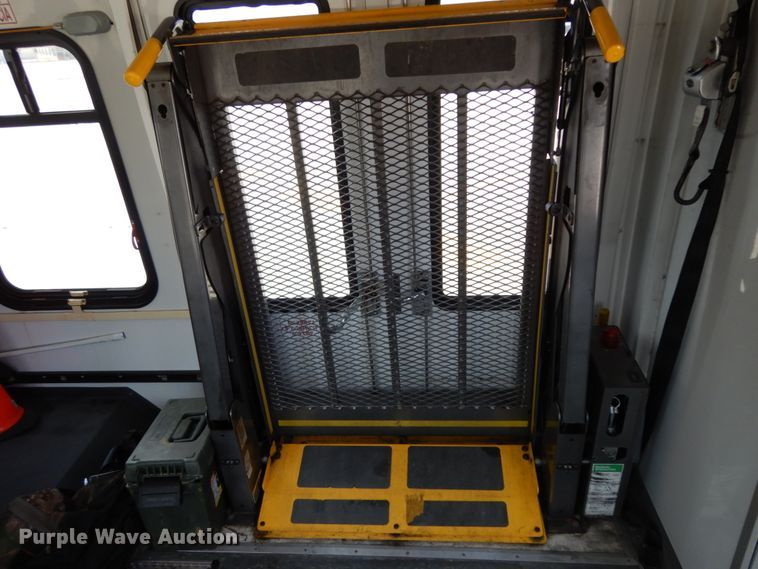 image for item DM2923 2008 Ford E450  shuttle bus