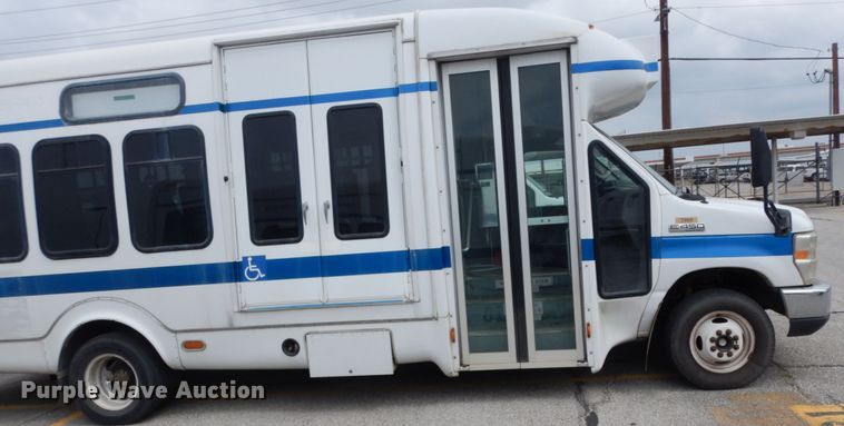 image for item DM2924 2009 Ford E450  shuttle bus