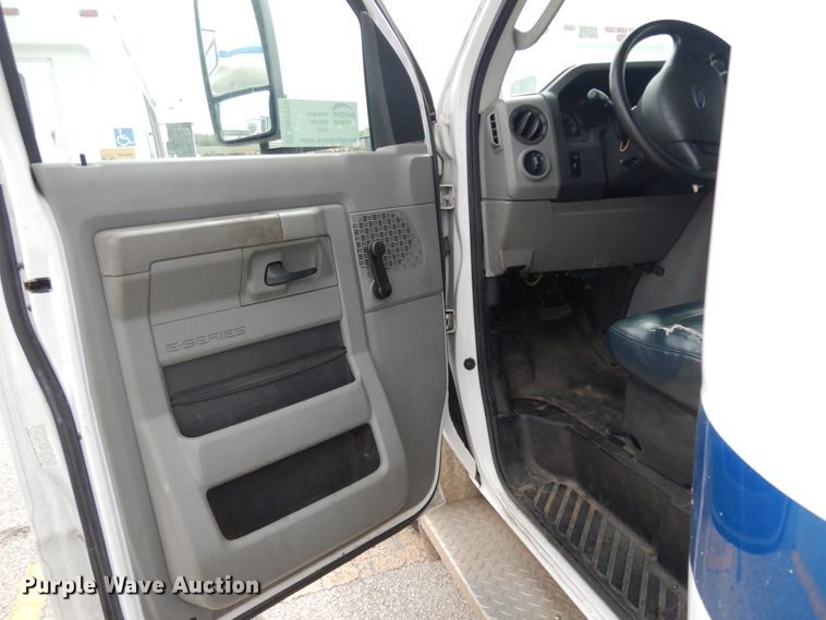 image for item DM2924 2009 Ford E450  shuttle bus