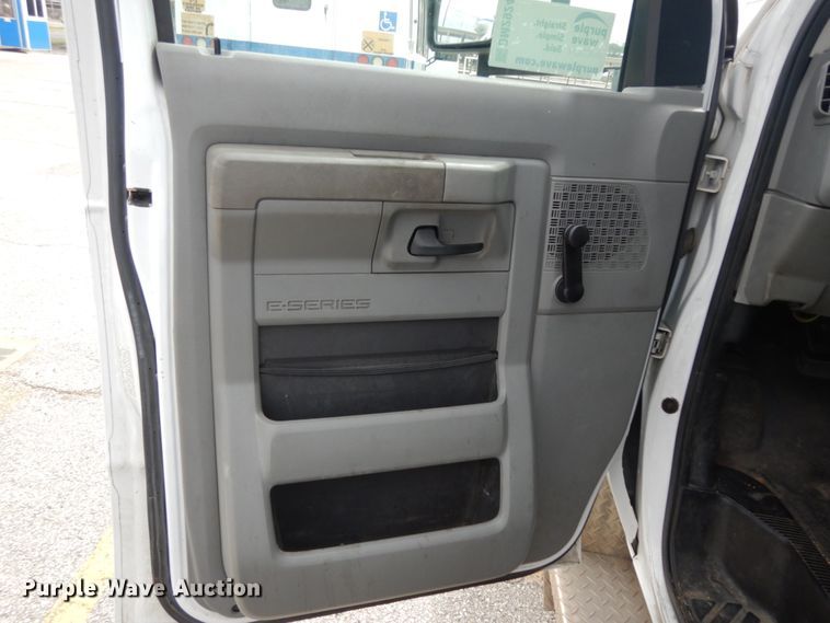 image for item DM2924 2009 Ford E450  shuttle bus