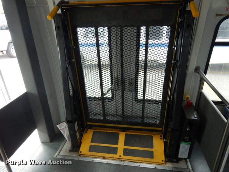 image for item DM2924 2009 Ford E450  shuttle bus