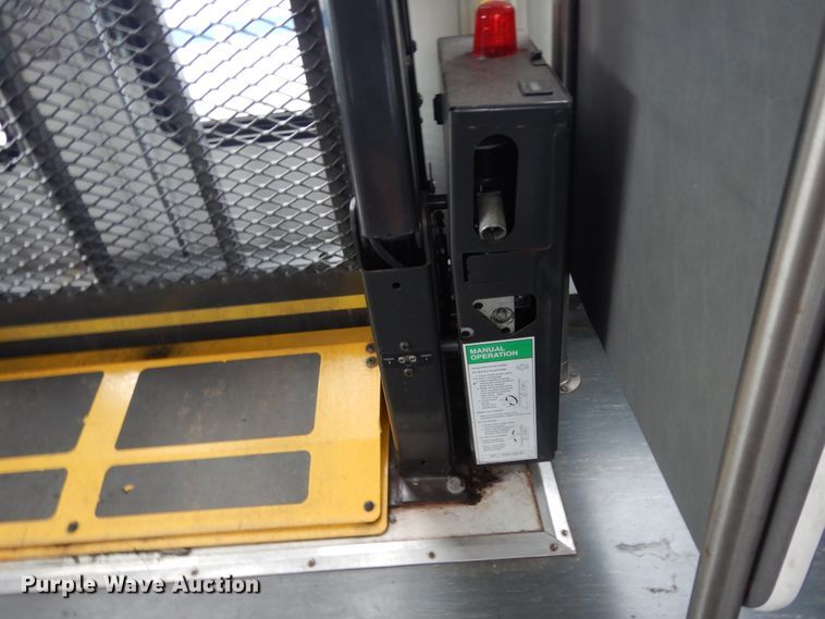 image for item DM2924 2009 Ford E450  shuttle bus