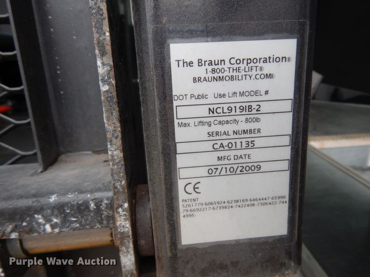 image for item DM2924 2009 Ford E450  shuttle bus