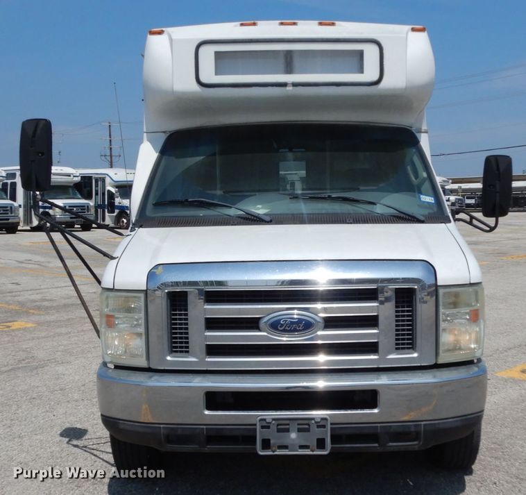 image for item DM2925 2008 Ford E350  shuttle bus
