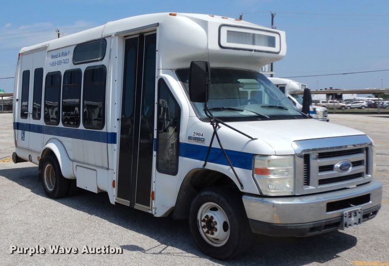 image for item DM2925 2008 Ford E350  shuttle bus