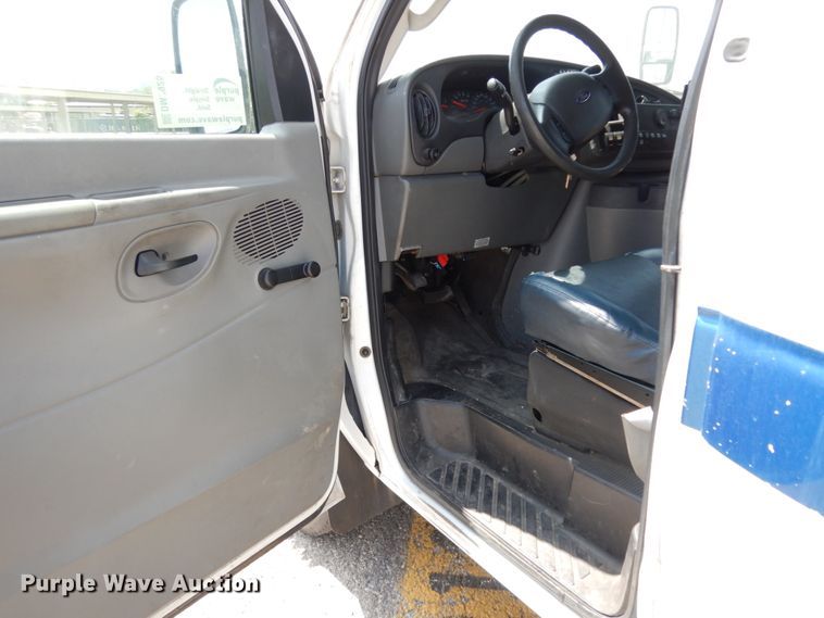 image for item DM2925 2008 Ford E350  shuttle bus